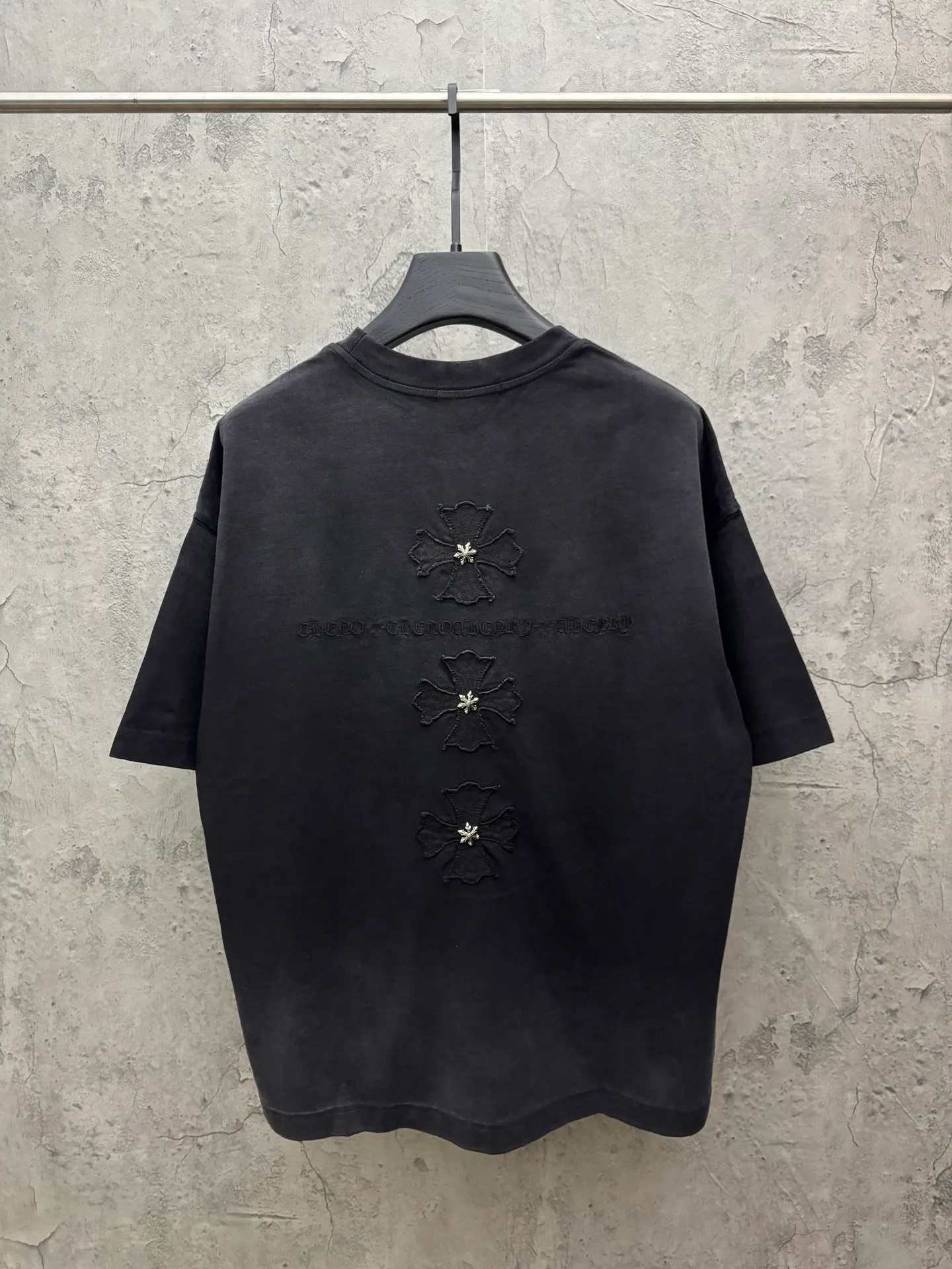P230 top version, real shot without P, ​​different from market currency) 𝗖𝗵𝗿𝗼𝗺𝗲 𝗛𝗲𝗮𝗿𝘁𝘀/Croxin 2026 spring new original single counter American washed patch embroidered couple short sleeves 👑The highest version! Customized fabric 320 grams, washed and fried, spray horse slip craft, best-selling model at the counter, very comfortable to wear. Accessories: original molded and authenticated collar label ➕ 100% silk wash label. Genuine purchase-grade original hangtag➕matching hanging rope➕3D hanging beads➕original packaging bag. Craftsmanship: The original version has consistent wiring! The highest version of the armhole matching technique! Color: Burgundy Black Size: S M L XL Style No.: 6607